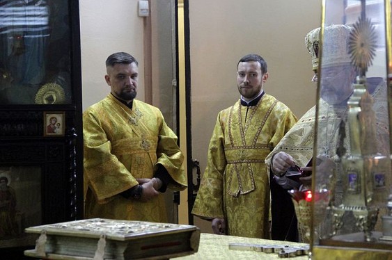 Рэпер Баста в рясе священника отслужил литургию в храме под Петербургом